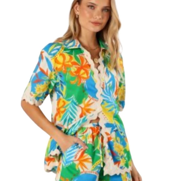 Lilly’s Kloset Tops - Lilly’s Kloset NWT Floral Hawaiian Print Blouse Top with Contrast Trim